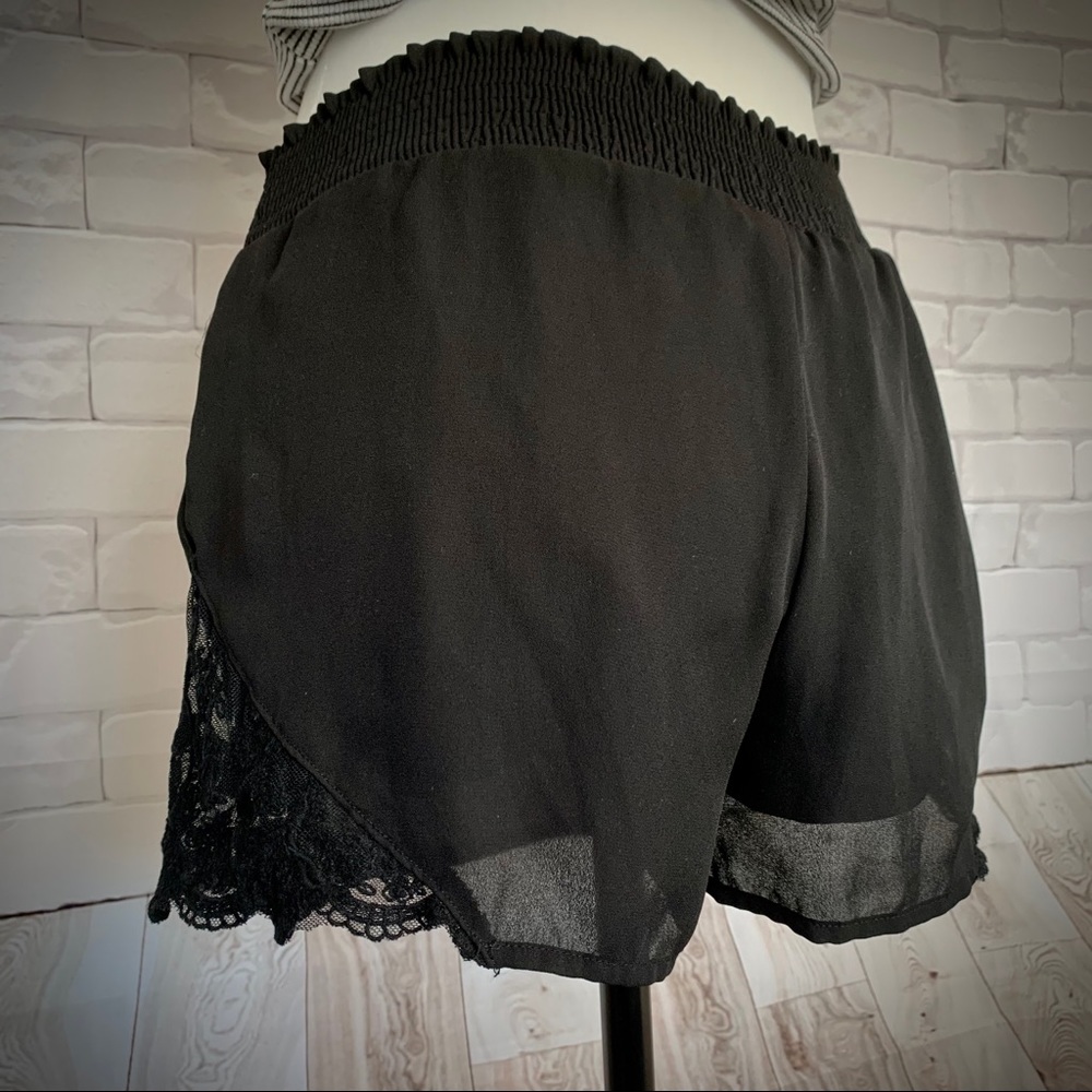 4 for $20 🖤 FOREVER 21 Lace Trim Shorts